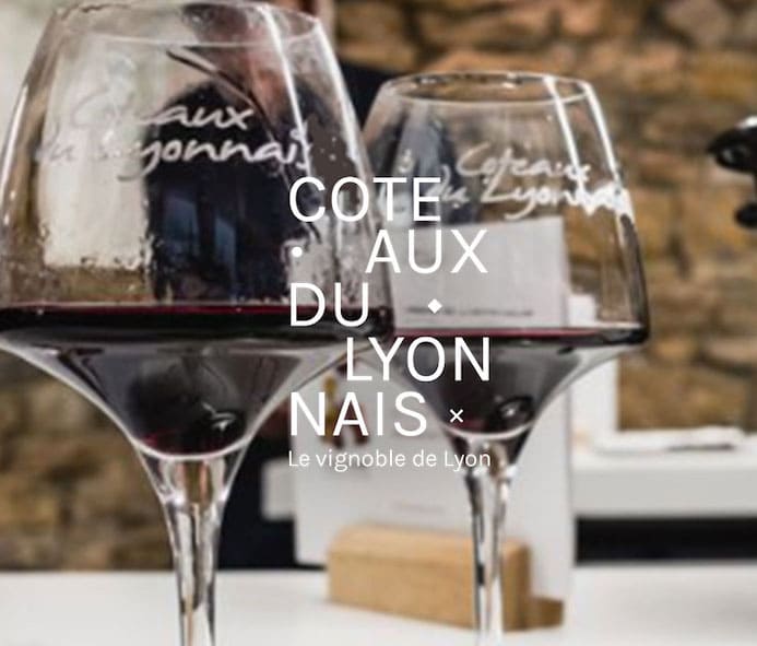 Verre de vin rouge et logo coteaux-du-lyonnais